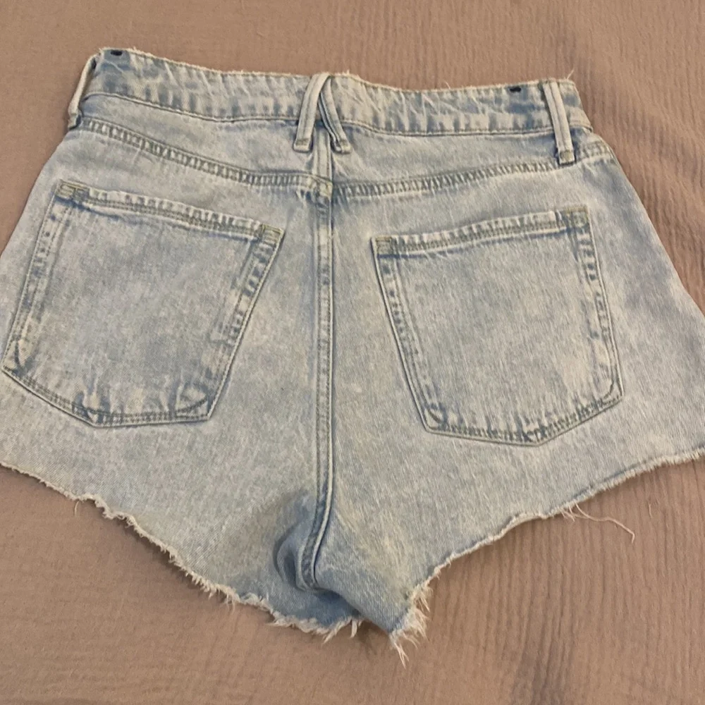 Good American Light Blue Jean Shorts. Size 6